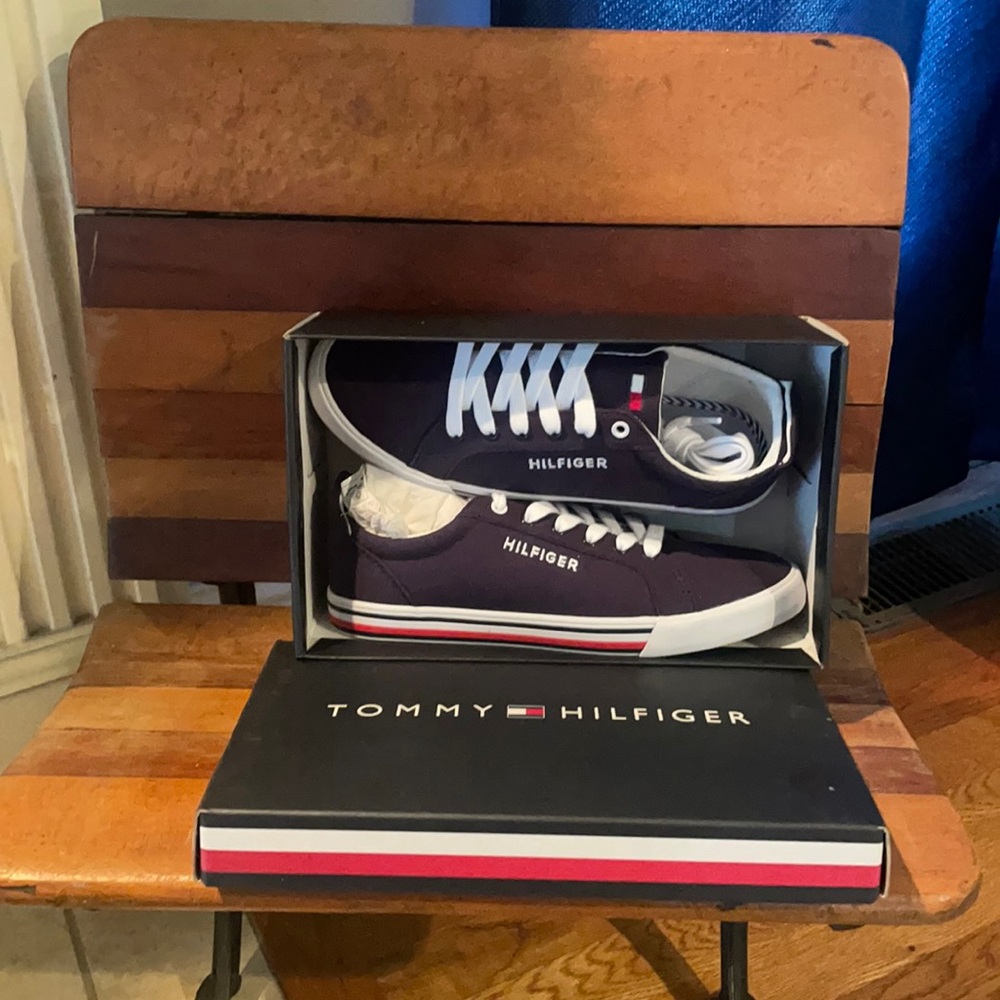 Tommy Hilfiger Herritage  style boys 6 shoe